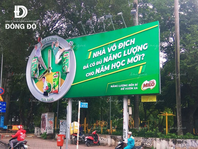 Thương hiệu Milo với bảng quảng cáo ngoài trời màu xanh nổi bật