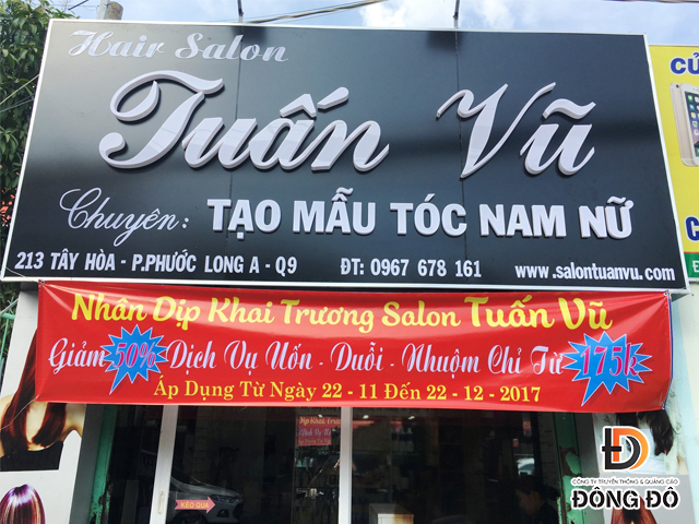 Băng rôn khai trương salon tóc treo trước cửa tiệm