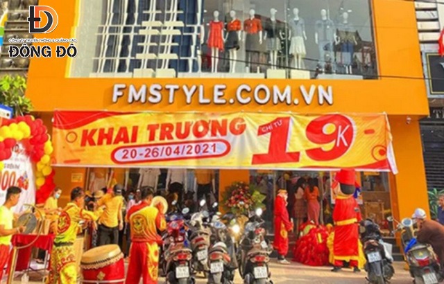 Mẫu băng rôn khai trương shop thời trang ấn tượng
