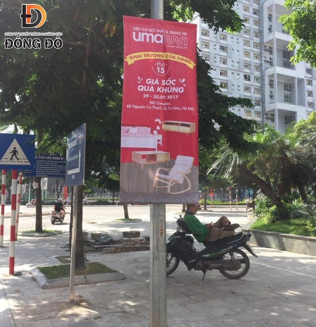 Băng rôn khai trương dọc treo cột đèn