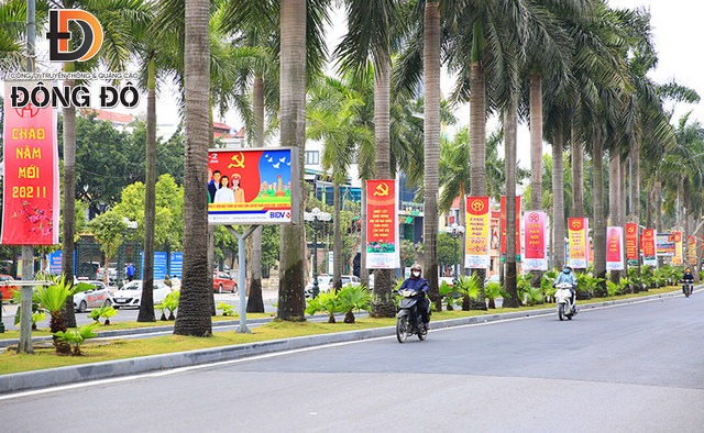 Băng rôn chào mừng treo dọc đường phố