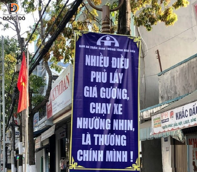 Băng rôn khẩu hiệu an toàn giao thông