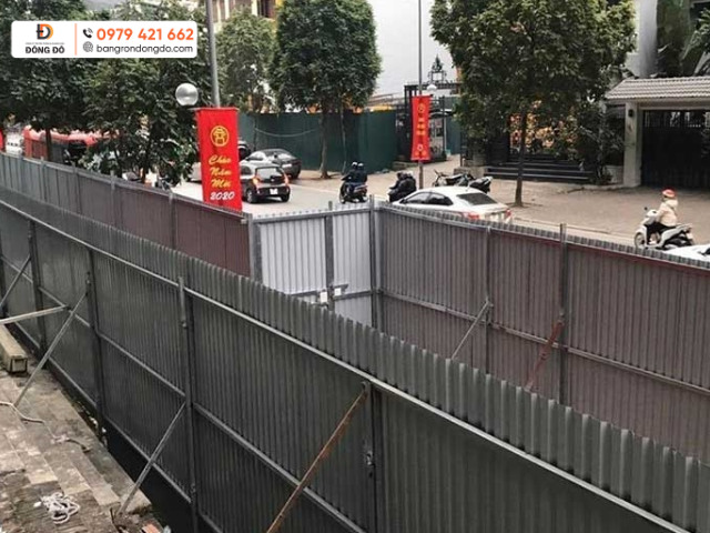 Tại sao nên thi công hàng rào công trình bằng tôn