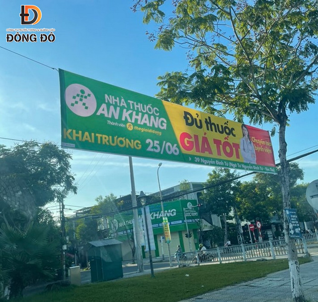 Treo banner quảng cáo tại trung tâm thương mại ở Đà Nẵng