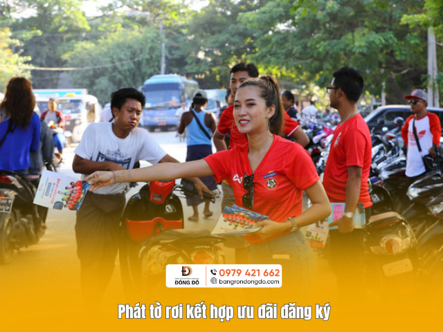 Phát tờ rơi kết hợp ưu đãi đăng ký