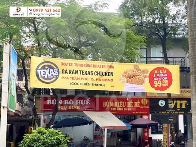 Treo băng rôn sale off khai trương quán ăn