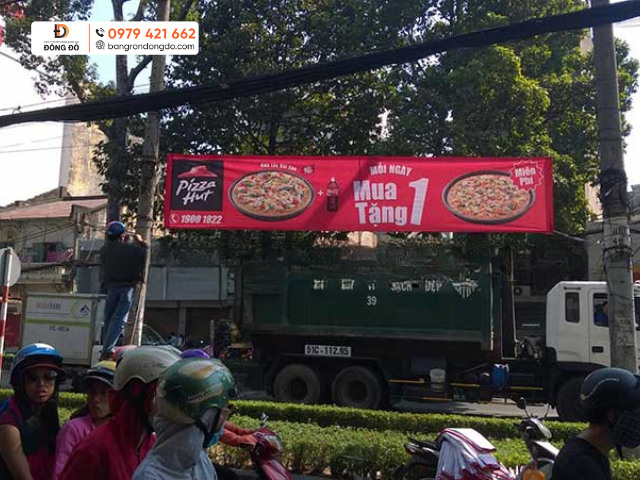 Treo băng rôn sale off mua 1 tặng 1